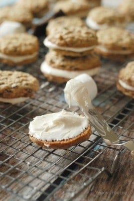 Who needs a sâ€™mores? How about a Sâ€™mores oatmeal cream pie instead! www.lemonsforlulu.com