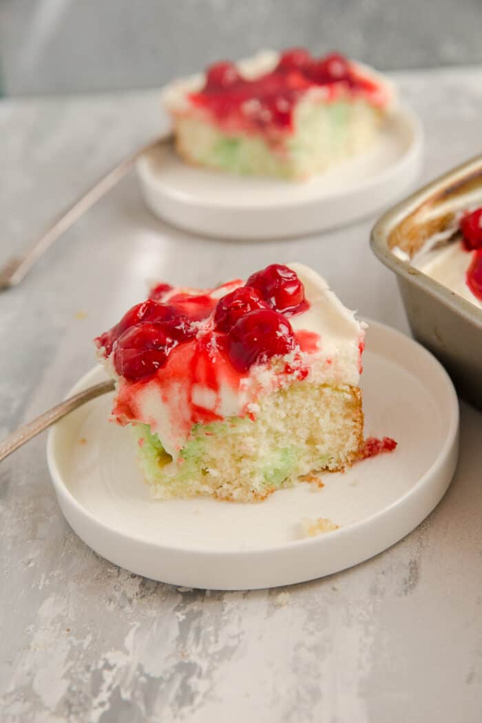 Holiday Jello Poke Cake | Lemons for Lulu | Bloglovin’